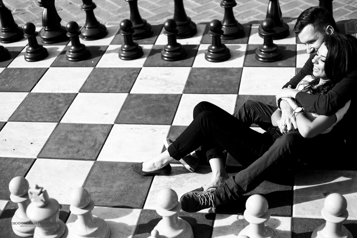 Casal deitado e sorrindo.