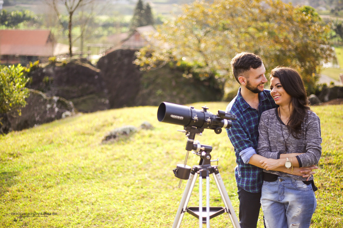 Homem abraçando a mulher.