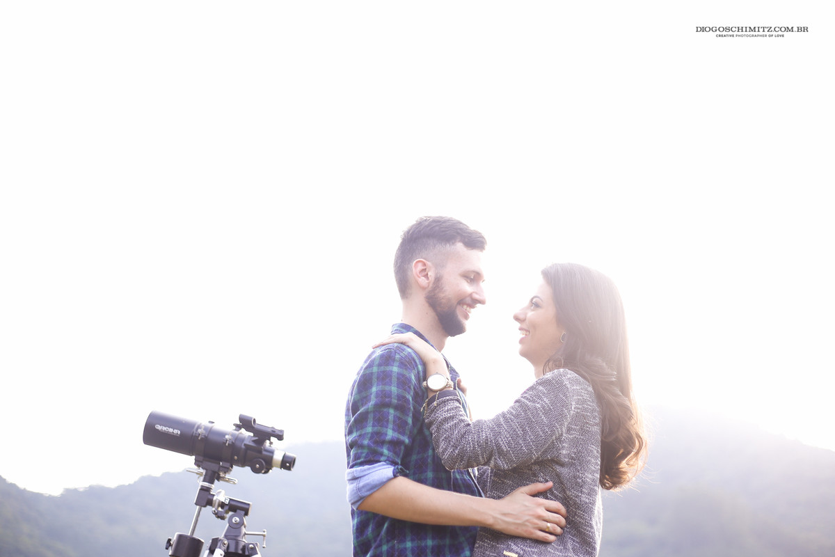Casal olhando um para o outro e sorrindo.