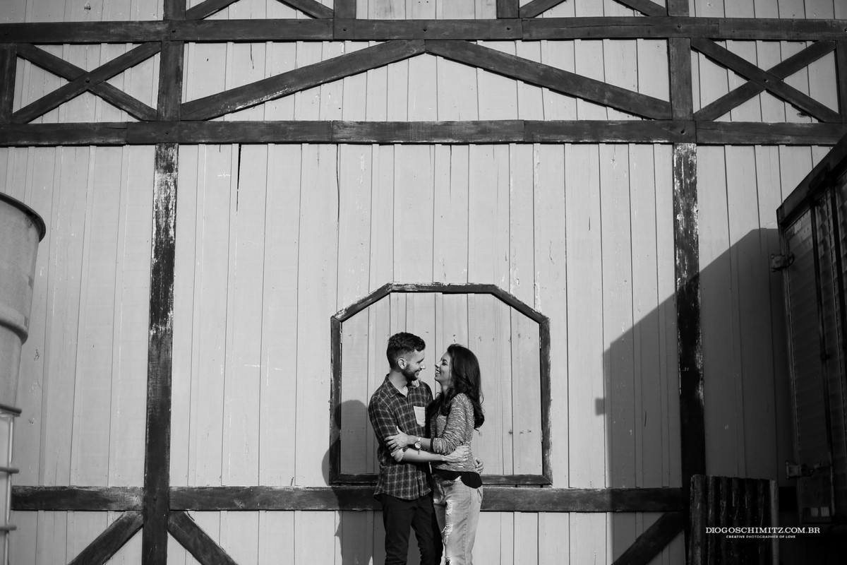 Casal se divertindo e sorrindo.