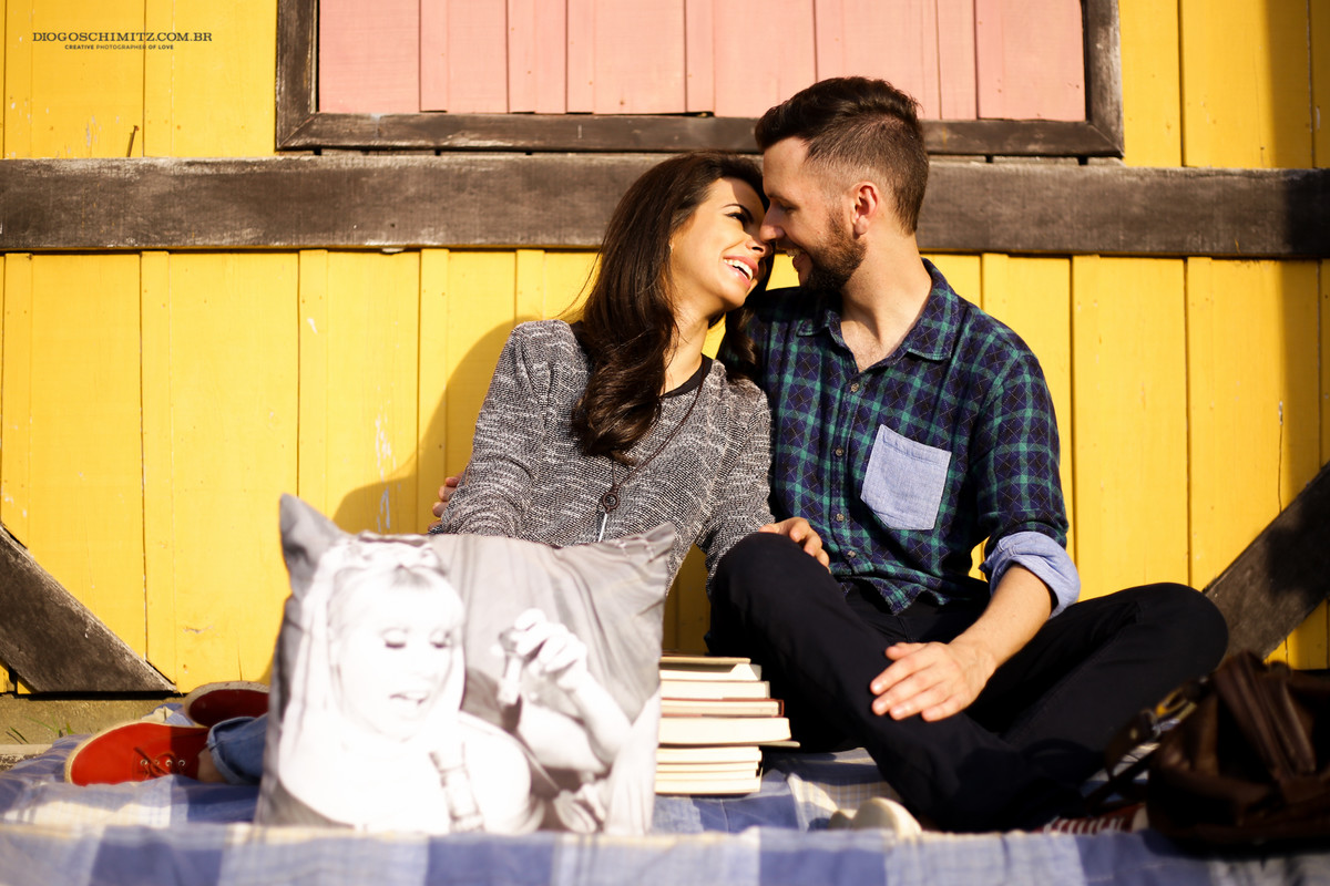 Casal sentado sorrindo.