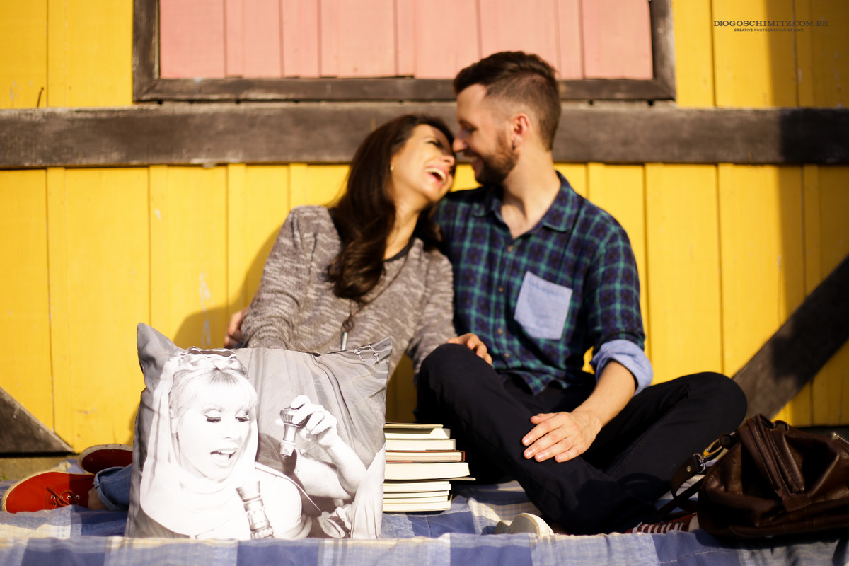 Casal sentado rindo.