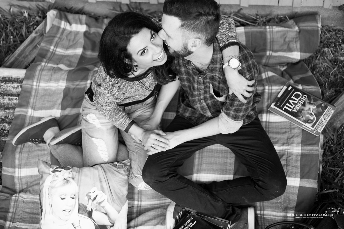 Casal sentado sorrindo.