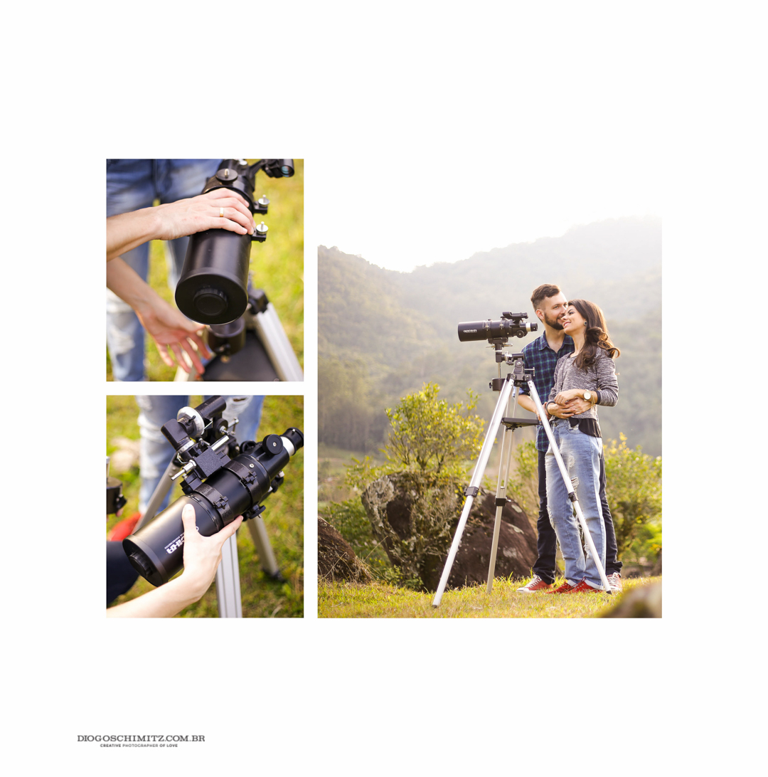 Casal observando o céu com um telescópio.