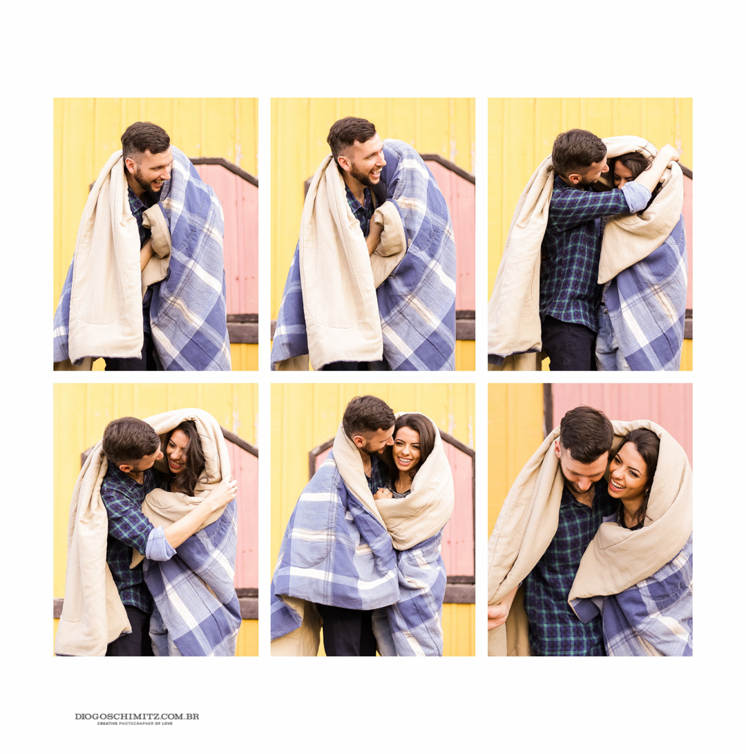 Casal envolto em um edredom se divertindo.