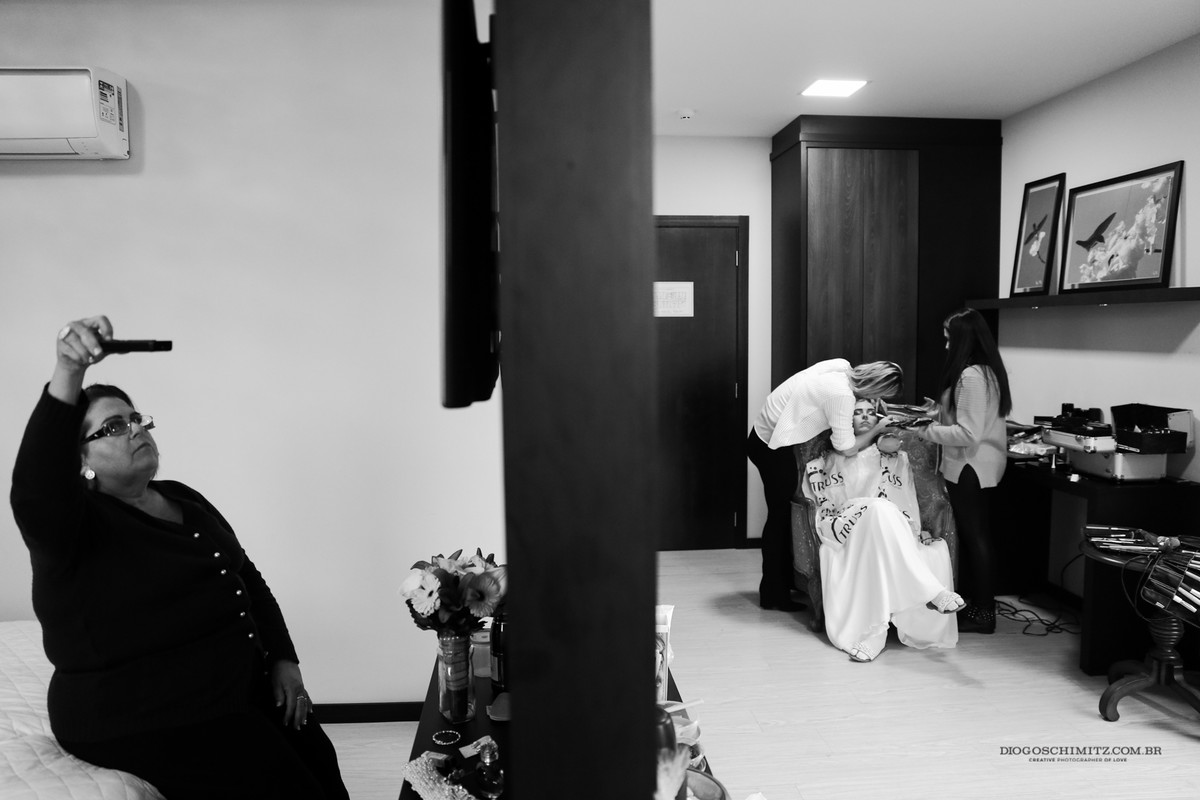 Foto da noiva sendo maquiada.