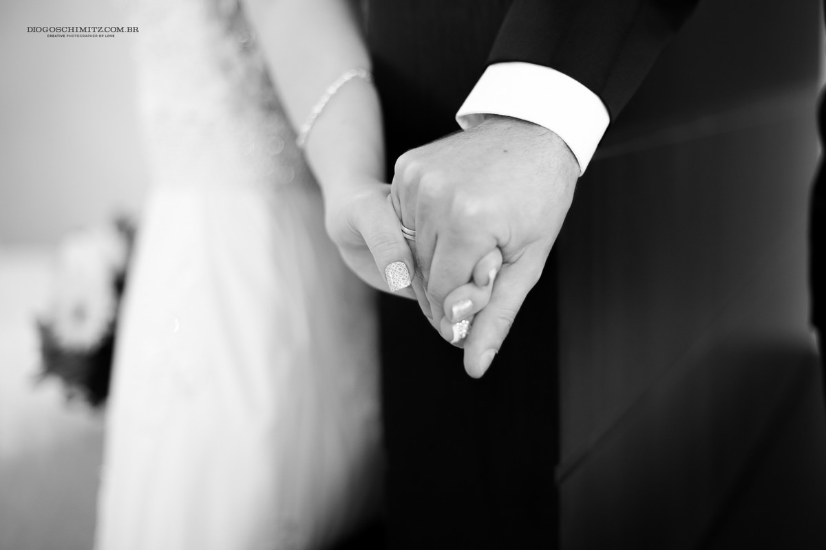 Casal de mãos dadas.