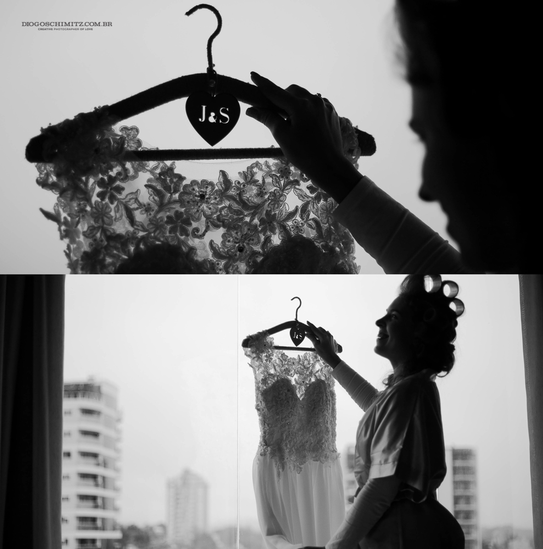 Noiva segurando seu vestido em frente à janela.