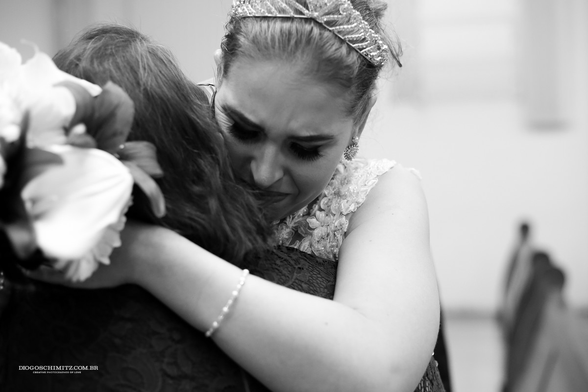 Noiva emocionada abraçando sua mãe.