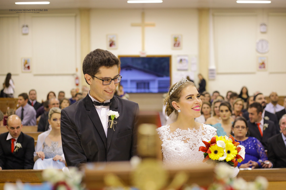 O casal sorridente durante a cerimônia.