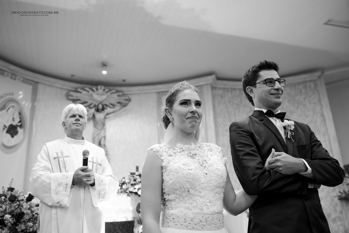 O casal assistindo a entrada dos avós do noivo.