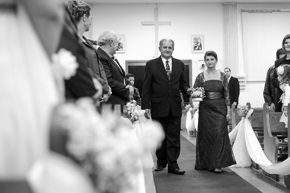 Os avós do noivo trazendo as alianças.
