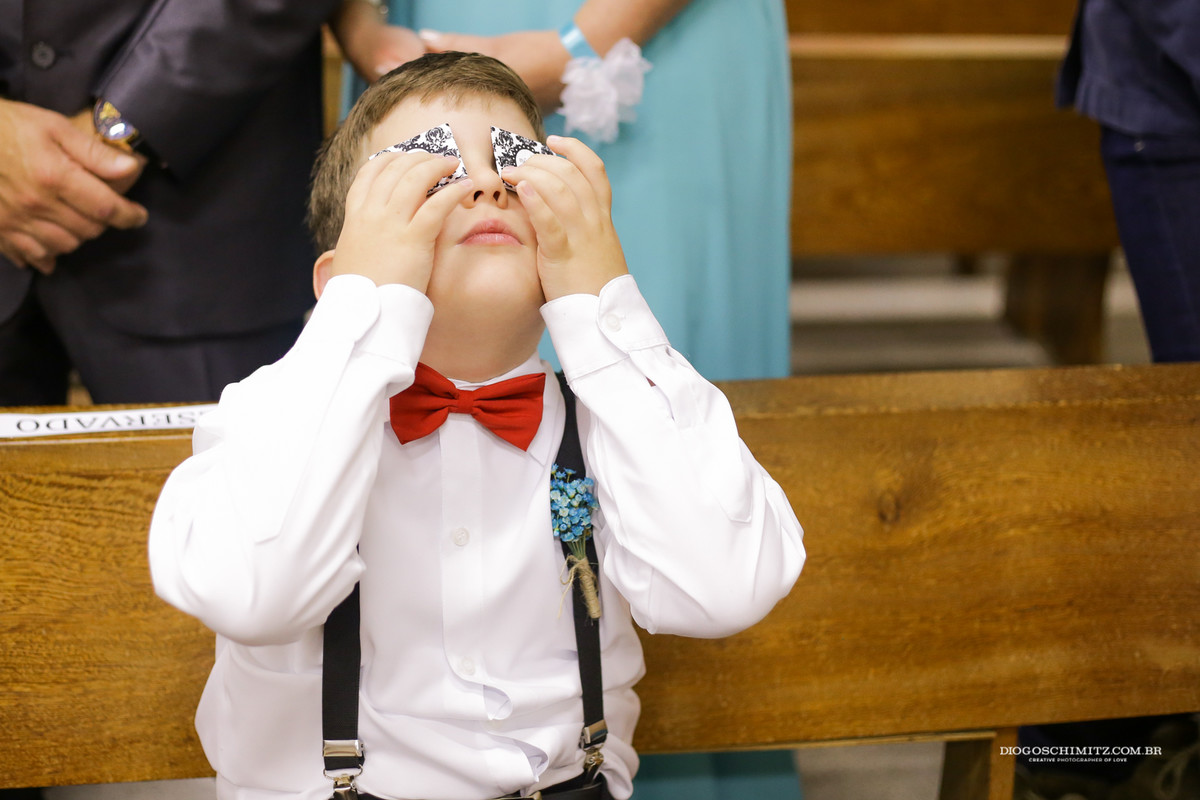 Menino brincando durante a cerimônia.