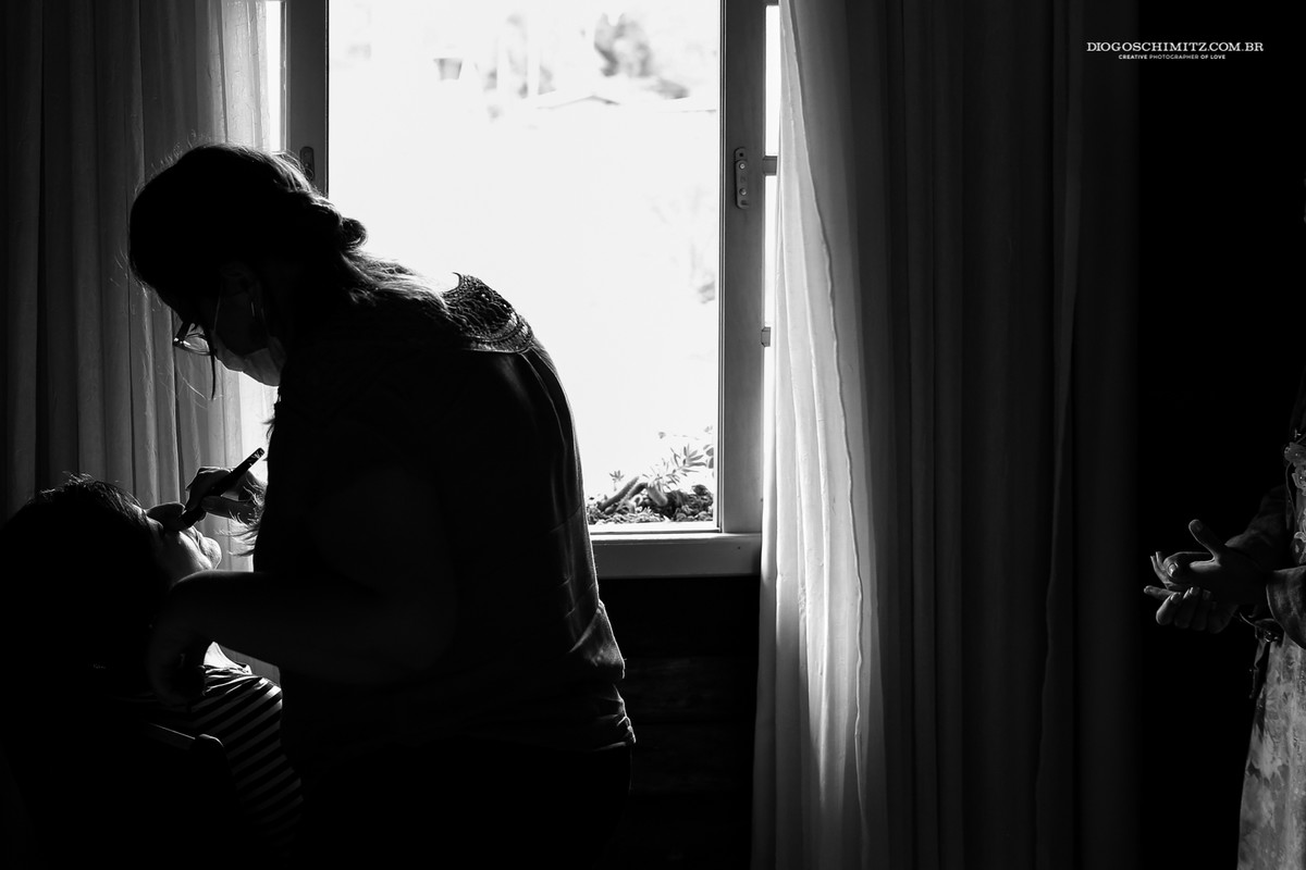 Noiva sendo maquiada no campo, casamento no campo.