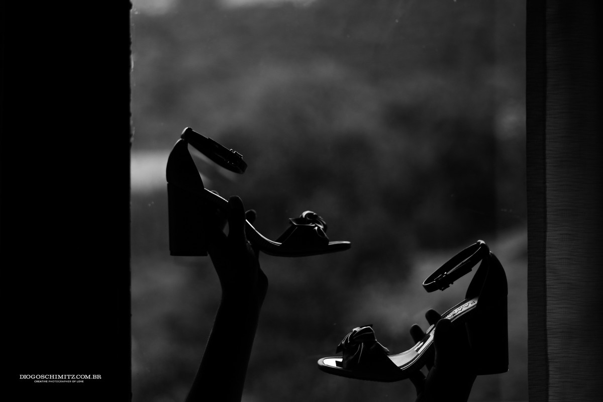 Sapatos de noiva de casamento no campo.