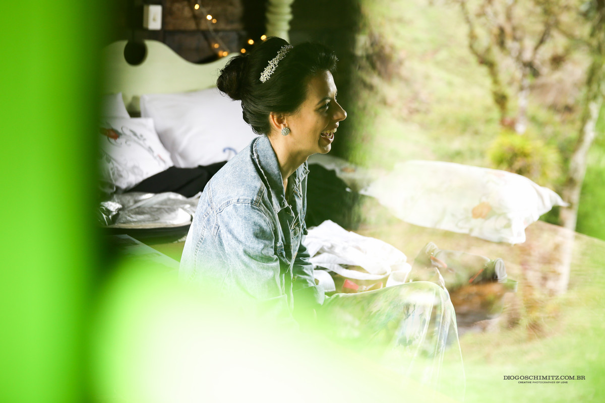 Noiva esperando, expectativa, sonhos, noiva se arrumando no quarto no campo.