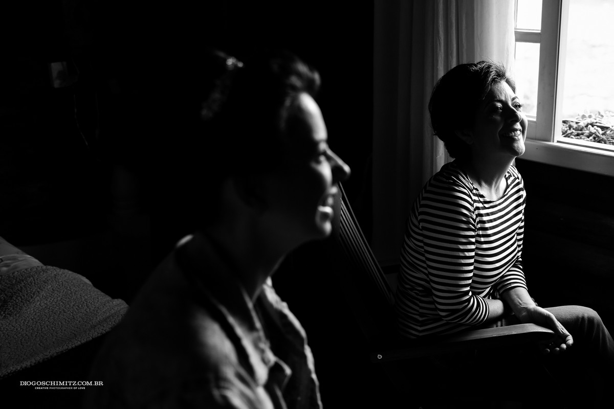 Mãe e noiva, sendo maquiadas.