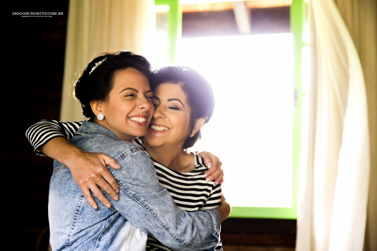 Carinho de mãe na noiva que se prepara para casar no campo.