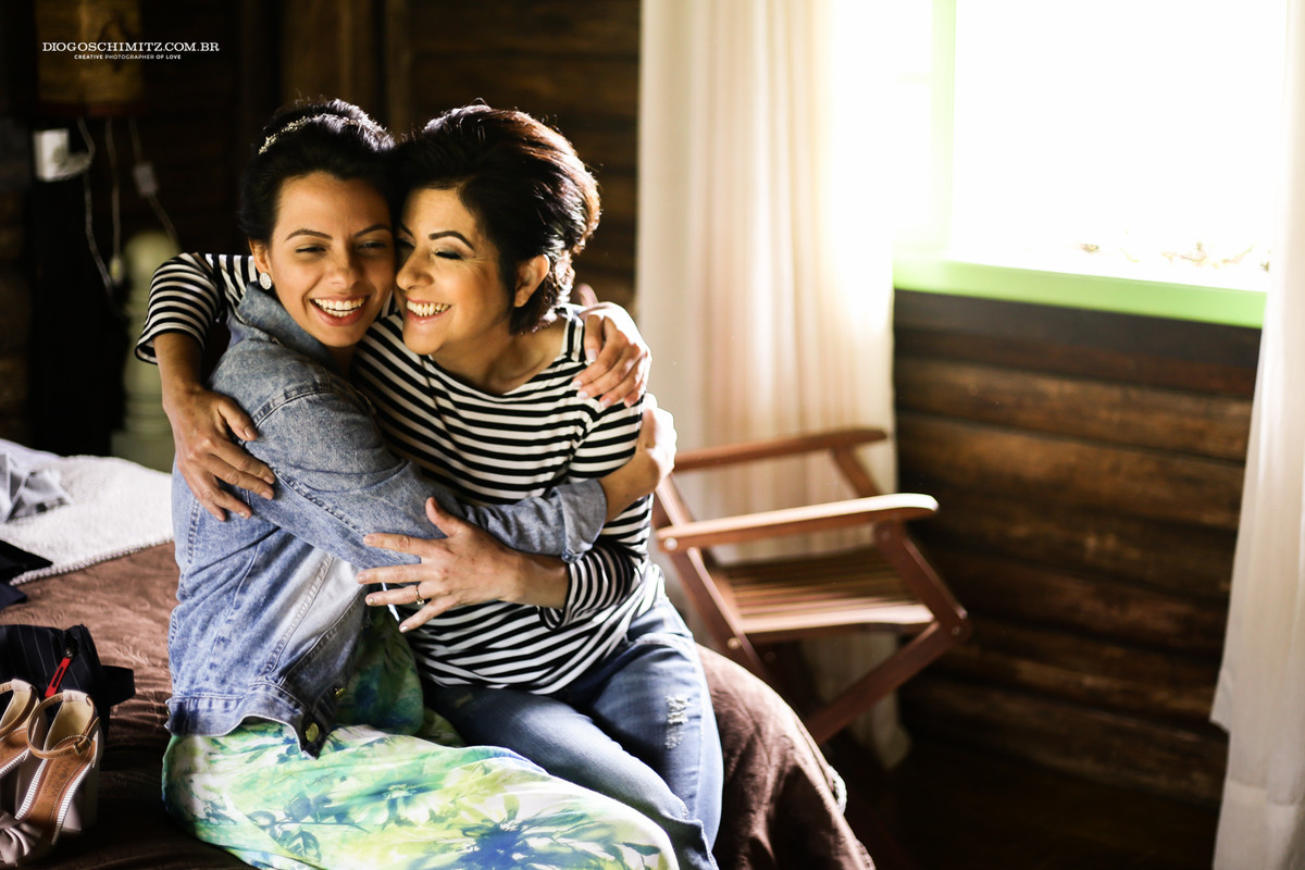 Carinho de mãe na noiva que se prepara para casar no campo.