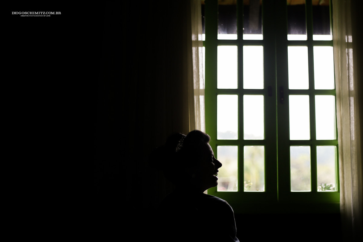 Noiva se arrumando no quarto do Vale dos Ventos.