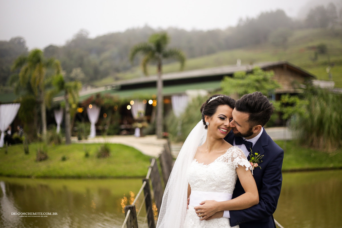 Noivos e ao fundo a Pousada Vale dos Ventos.