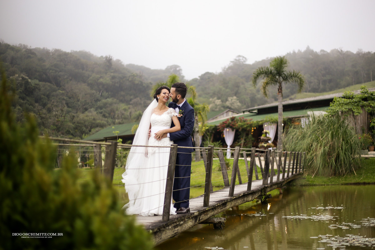 Noivos e ao fundo a Pousada Vale dos Ventos.