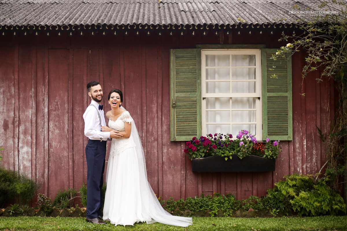 Noivos sorrindo depois da cerimônia de casamento no campo.