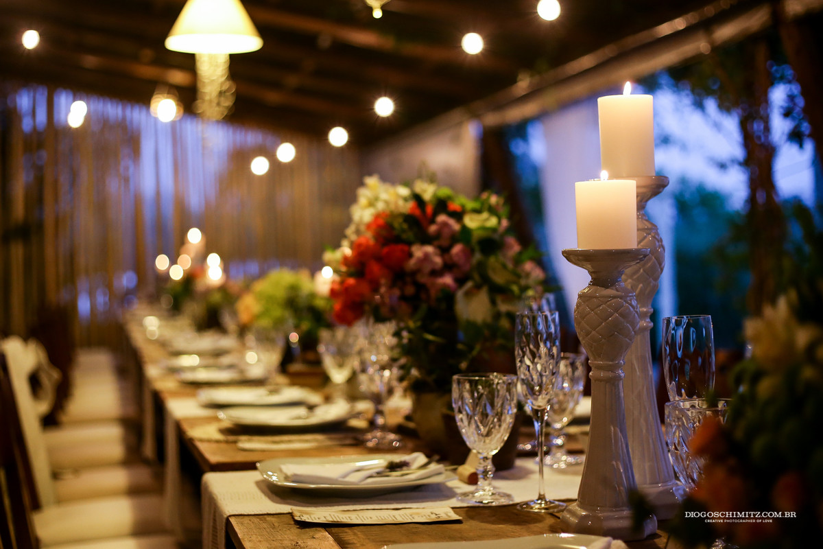 Detalhes da decoração de casamento ao ar livre.