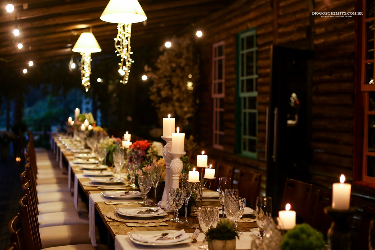 Detalhes da decoração de casamento no campo ao ar livre, mesa dos convidados.