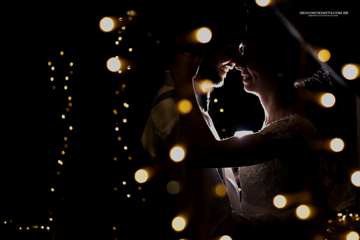 Fotos dos noivos feita com luzinhas de pisca-pisca.