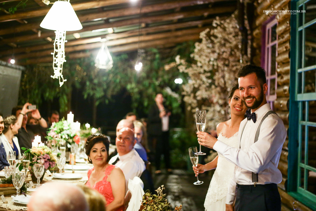 Brinde dos noivos com os convidados.