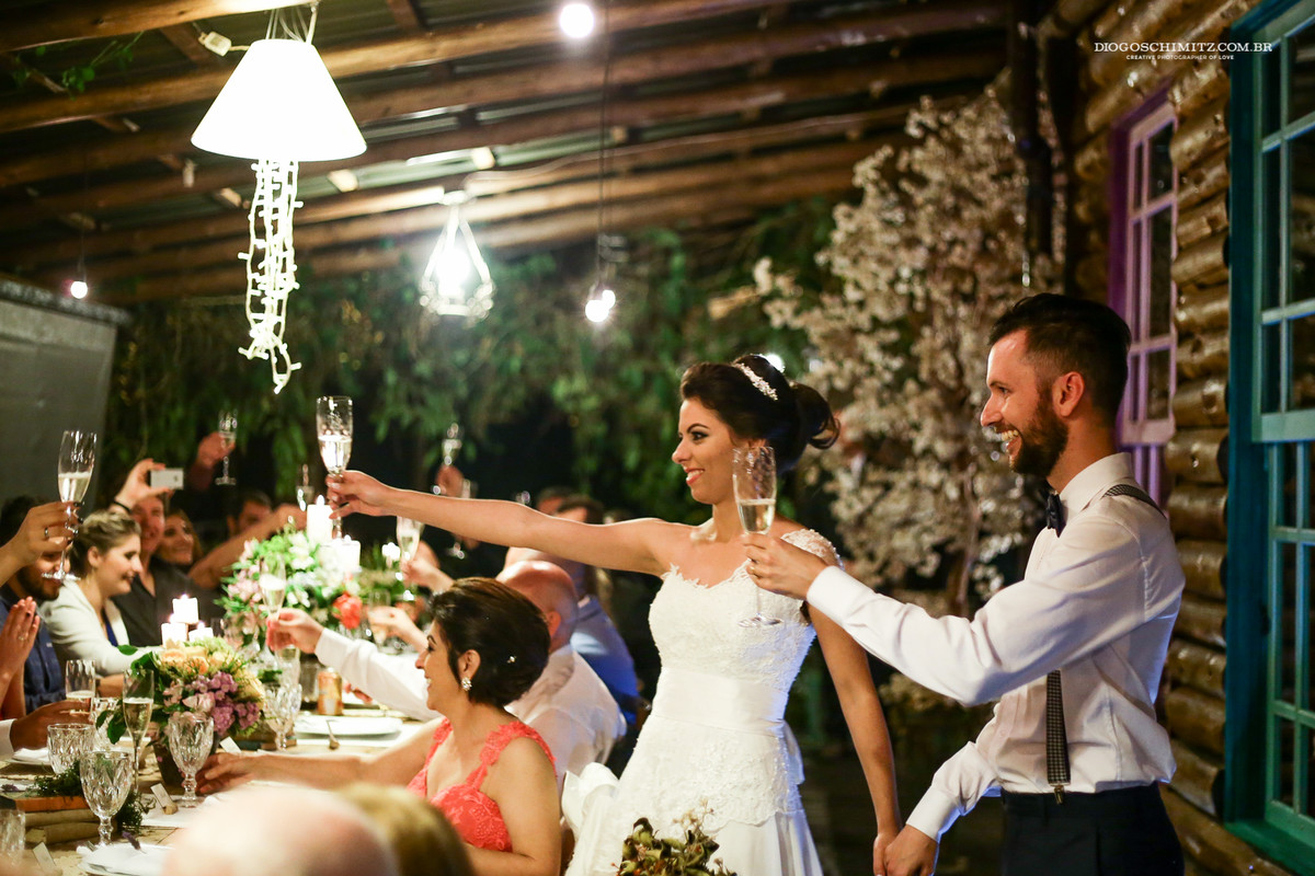 Brinde dos noivos recém-casados com os convidados.