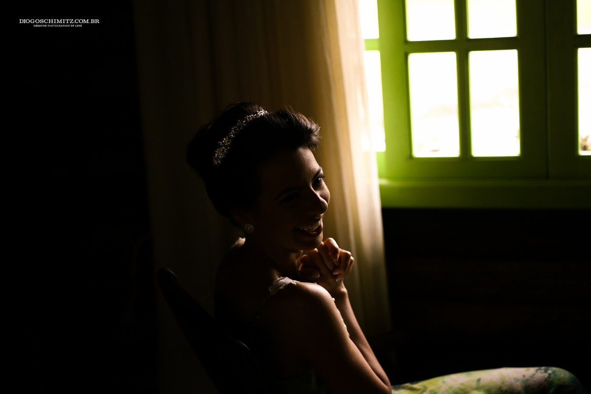 Expectativa de noiva ao se arrumar no quarto do hotel Vale dos Ventos para o seu casamento no campo.