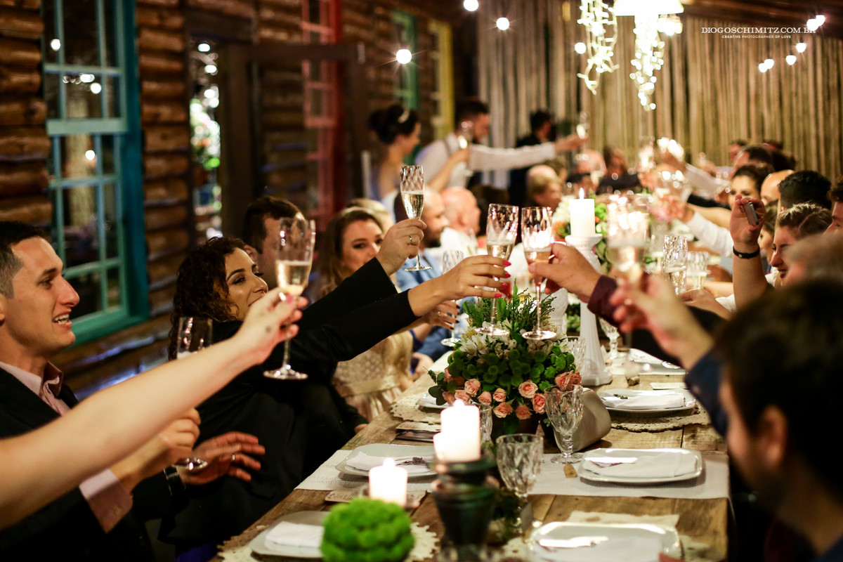 Brinde dos convidados ao recém-casados.