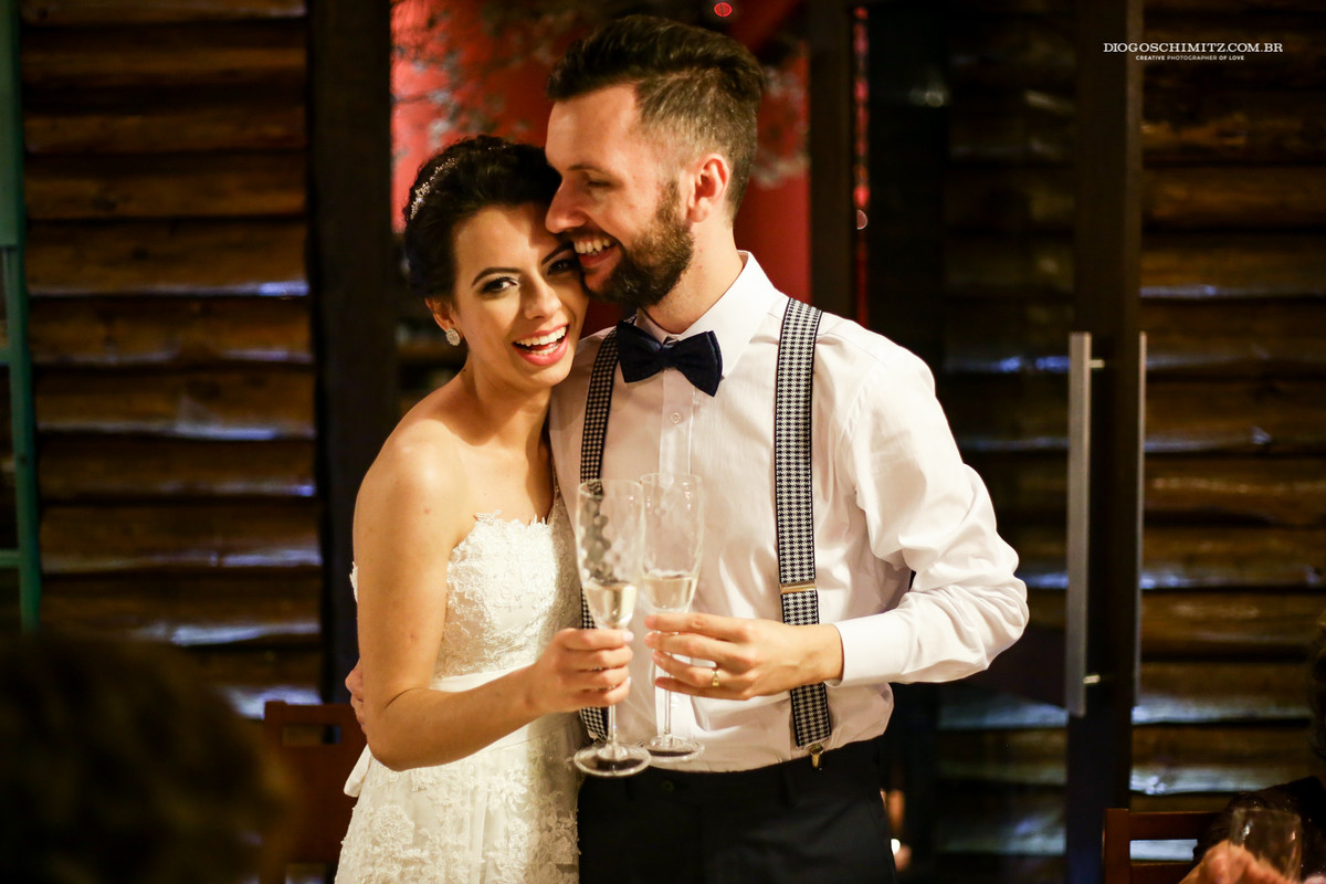 Noiva sorri no momento do brinde.