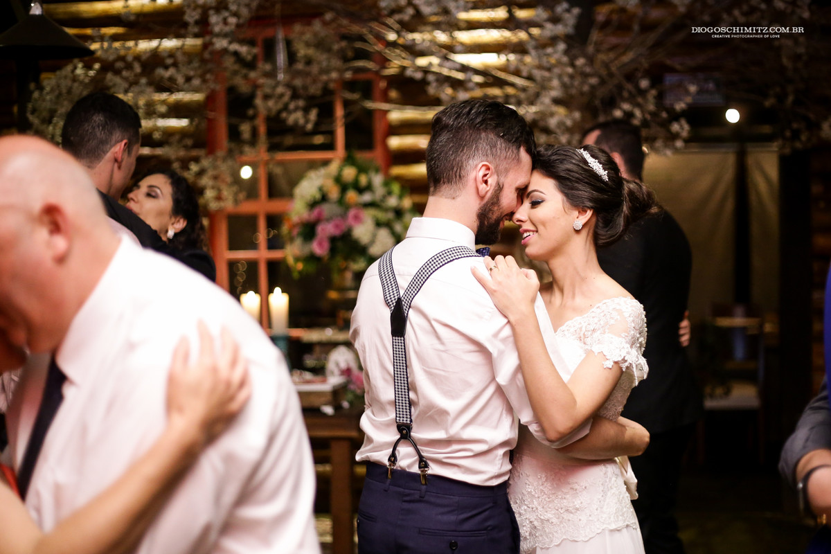 Noivos dançando juntos.