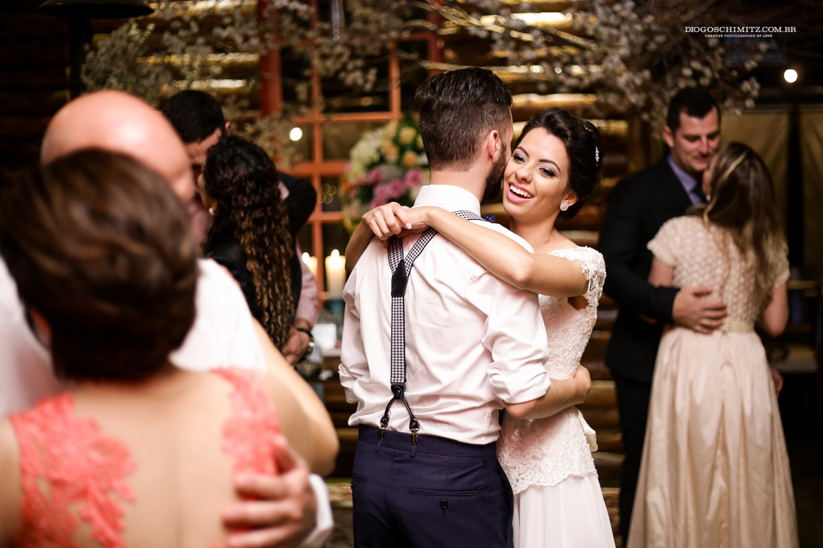 Dança dos noivos, momento de emoção.