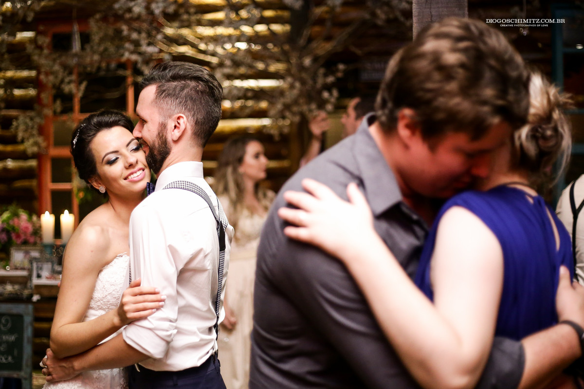 Noivos trocando carinhos no seu casamento no campo.