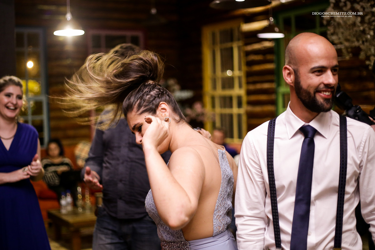 Convidada se joga na pista para dançar.