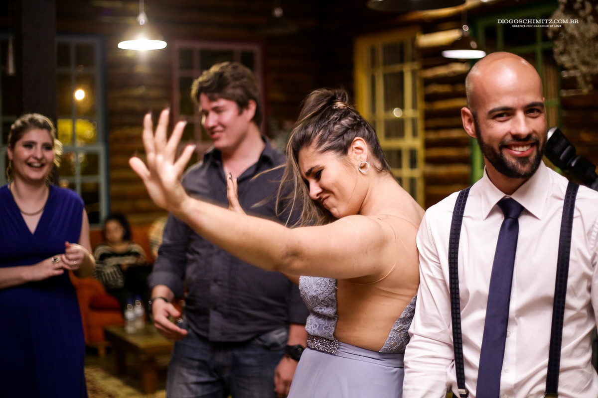 Convidada dançando e se divertindo.