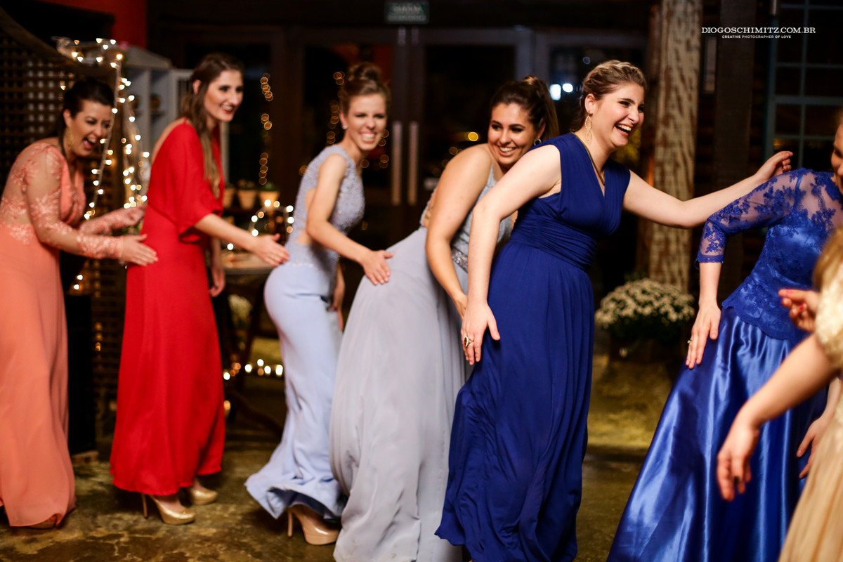 Bang da Anitta, convidadas dançam seu hit de maior sucesso.