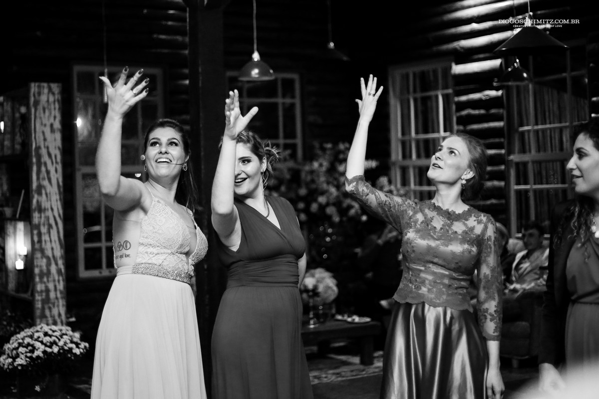 Convidadas dançam no casamento no campo.