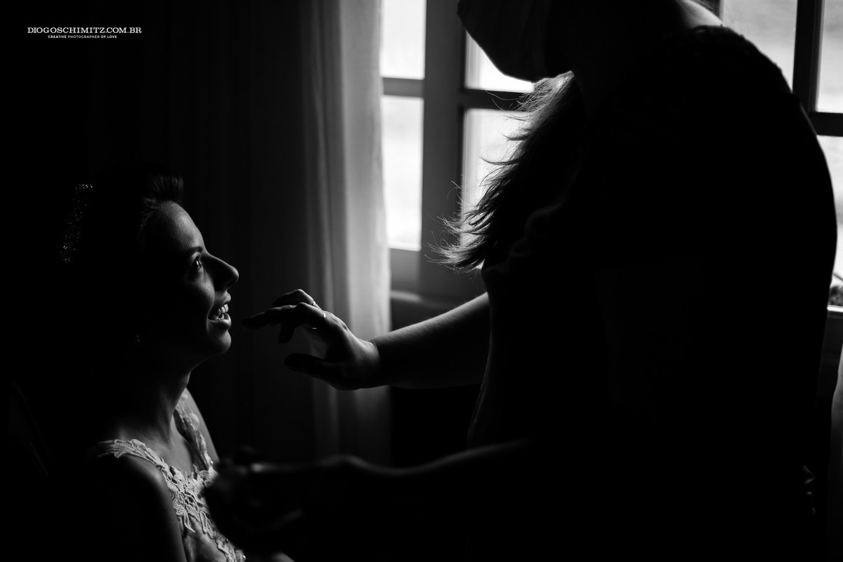 Noiva sendo maquiada para o seu casamento no campo.