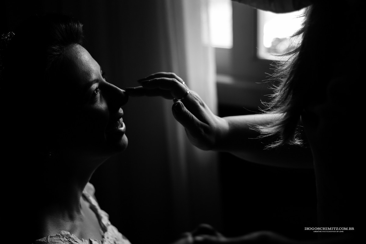 Noiva sendo preparada para o seu casamento no campo.