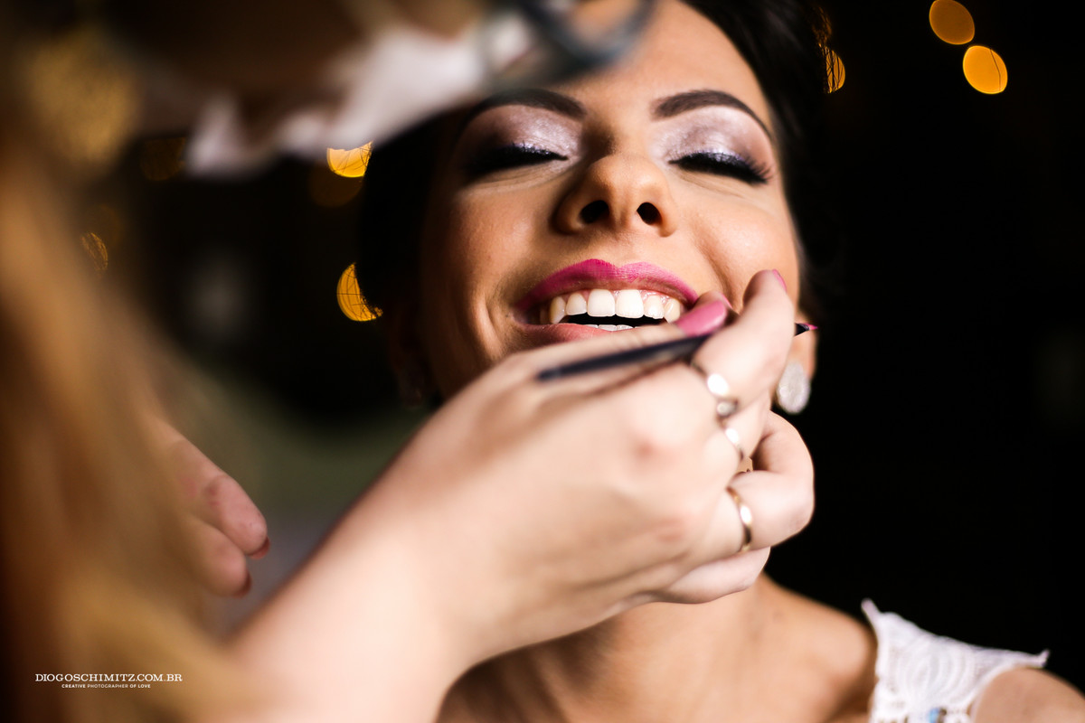 Noiva sendo maquiada para o seu casamento no campo.