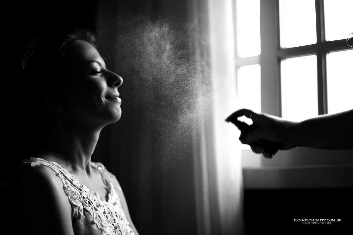 Finalizando a maquiagem da noiva para o seu casamento no campo.