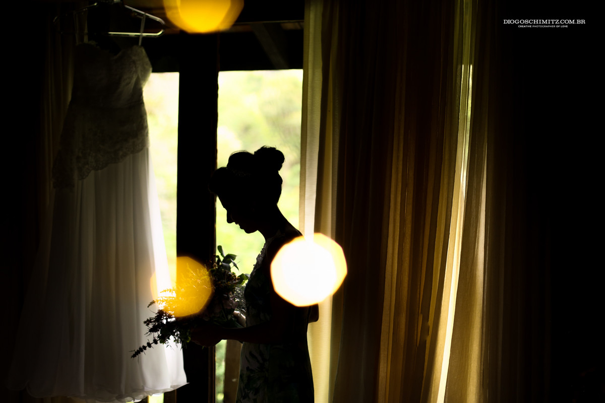 Noiva com o buquê de flores para o seu casamento no campo.