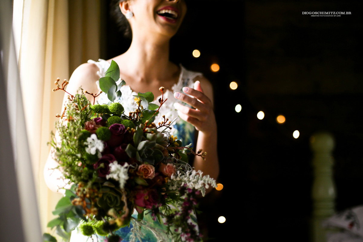 Detalhe do buquê para casamento no campo.