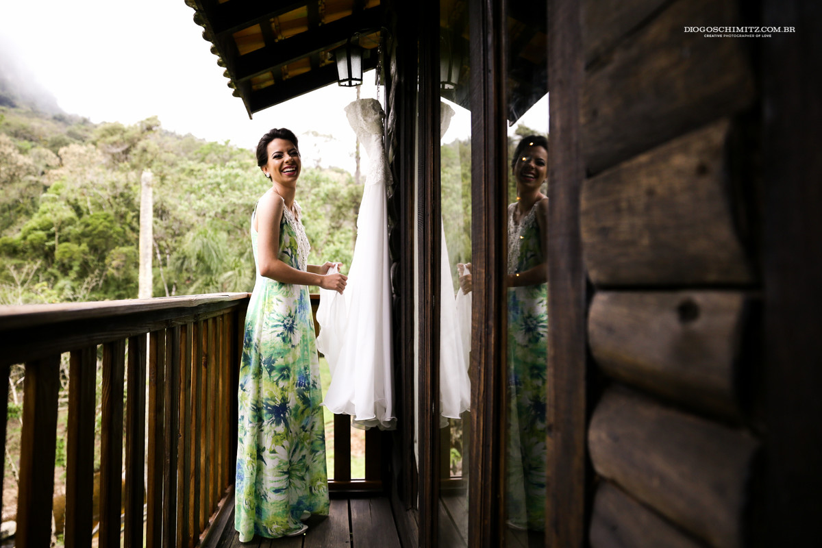 Noiva com o seu vestido de casamento no campo.