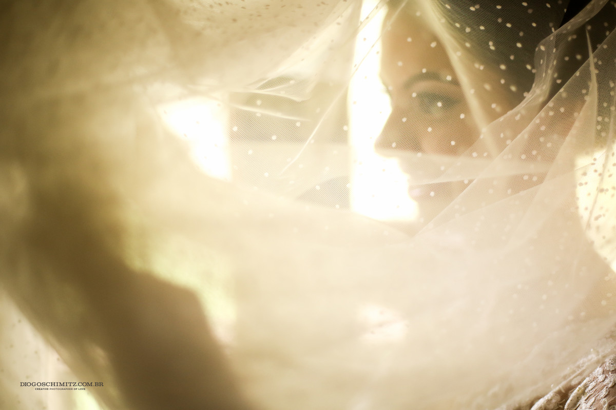 Detalhe de véu para casamento no campo.